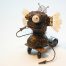 Kleine Skulptur aus Metall- und Elektroteilen
